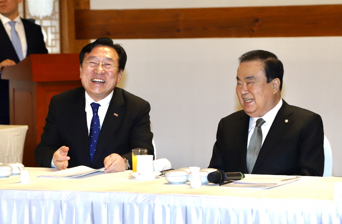 ▲김기문(왼쪽) 중기중앙회장과 문희상 국회의장이 6일 국회 사랑재에서 만났다. (사진제공=중기중앙회)