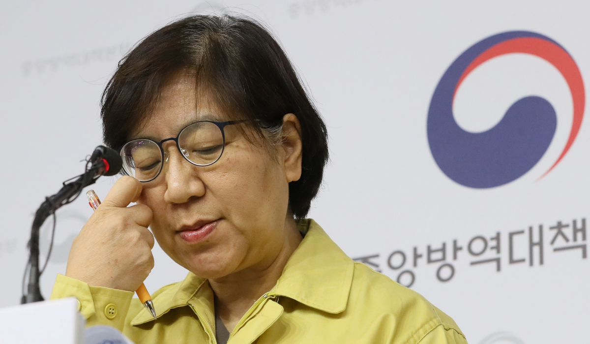 ▲정은경 중앙방역대책본부장(질병관리본부장)이 6일 오후 정부세종청사에서 신종 코로나바이러스 감염증(우한 폐렴) 국내 발생현황 등을 브리핑 하며 안경을 고쳐쓰고 있다.  (뉴시스)