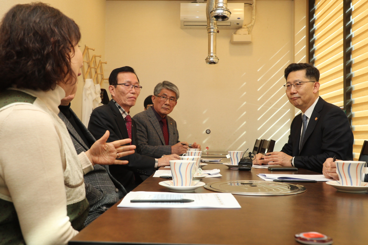 ▲김현수 농림축산식품부 장관(오른쪽)이 6일 충남 아산 외식업체를 방문해 영업 피해상황을 듣고 있다.  (사진제공=농림축산식품부)