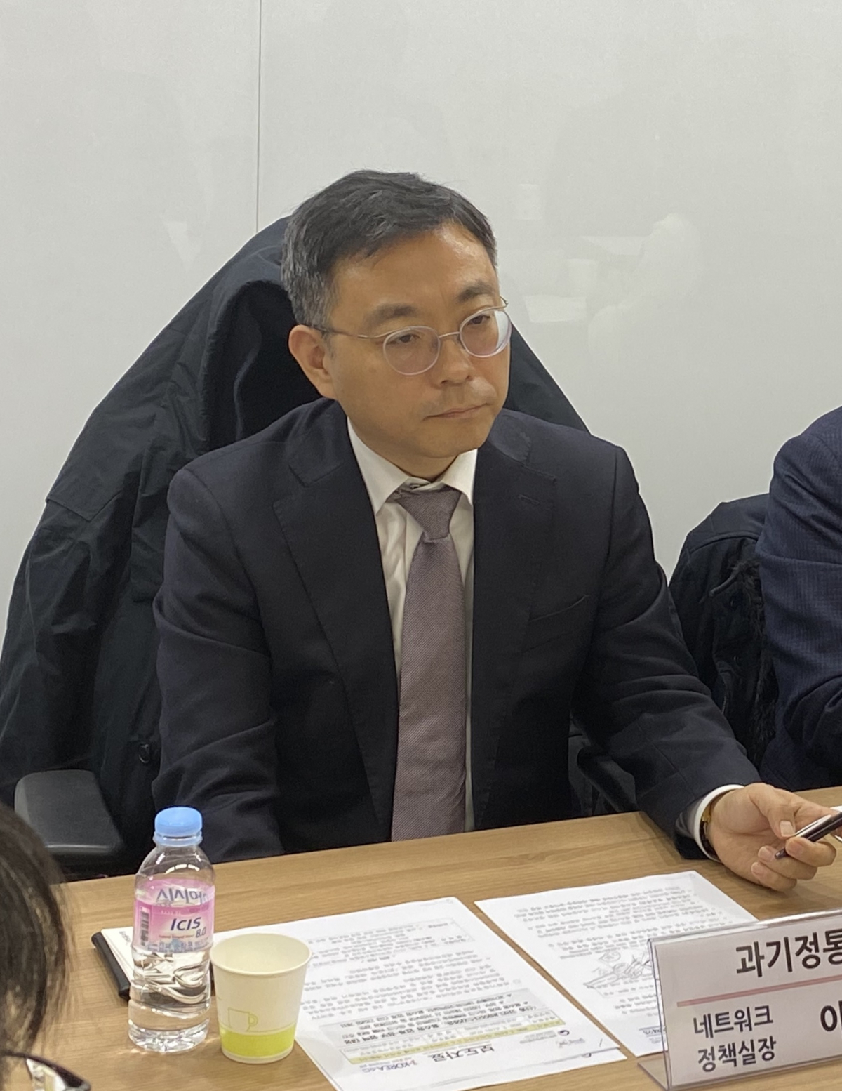 ▲6일 오후 서울 영등포구 한국TV홈쇼핑협회 회의실에서 이태희 과학기술정보통신부 네트워크정책실장이 홈쇼핑 업계와 함께 신종 코로나바이러스감염증 관련 현황 점검 및 마스크 판매방송 확대 등 대응방안을 마련하기 위해 ‘홈쇼핑업계 긴급 간담회’를 주재하고 있다.