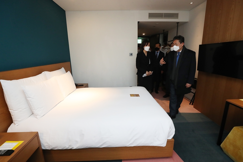 ▲박양우 문화체육관광부 장관이 호텔 방역체계 점검에 나선 6일 오후 서울 마포구 롯데호텔L7홍대에서 객실을 둘러보고 있다. (연합뉴스)