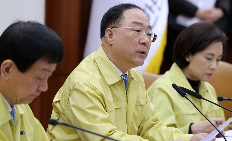 ▲홍남기 경제부총리 겸 기획재정부 장관이 7일 오전 서울 광화문 정부서울청사에서 열린 제4차 신종 코로나바이러스 대응 경제장관회의 겸 제3차 경제활력대책 회의에서 모두발언을 하고 있다. (뉴시스)