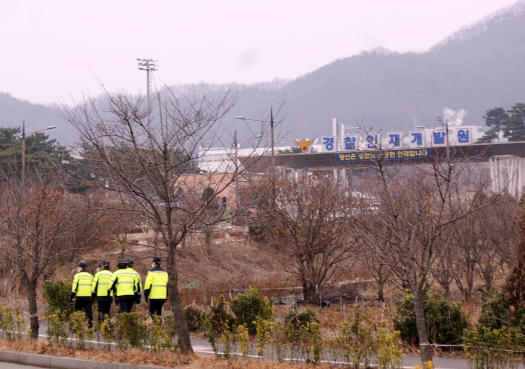 ▲중국 우한에서 2차 전세기편을 이용해 귀국한 교민 326명이 1일 오전 격리시설인 충남 아산시 경찰인재개발원으로 모두 입소하자 경찰이 주변 경비를 강화하고 있다. (뉴시스)
