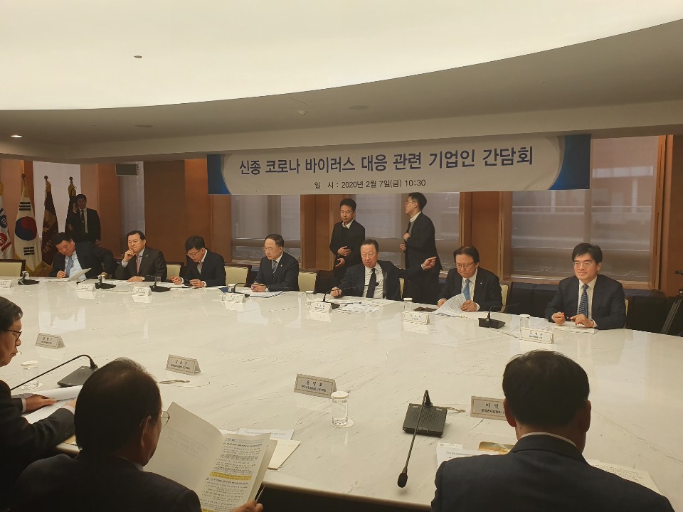 ▲(왼쪽부터) 서정진 셀트리온 회장, 황각규 롯데지주 부회장, 김상조 청와대 정책실장, 홍남기 부총리, 박용만 대한상공회의소 회장, 박근희 CJ 부회장, 공영운 현대자동차 사장 등이 7일 대한상의에서 열린 '신종 코로나 바이러스 대응 관련 기업인 간담회'에서 얘기를 나누고 있다. (김벼리 기자 kimstar1215@)