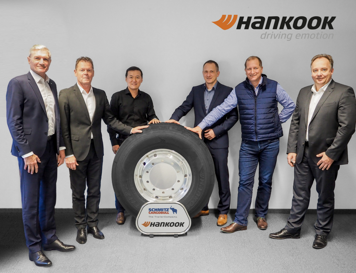 ▲슈미츠 카고불과의 전략적 파트너십 연장 협약식에서 한국타이어 송호범 독일법인장(좌측에서 세번째)이 슈미츠 카고불 관계자들과 기념 촬영을 진행하고 있다. (사진제공=한국타이어)