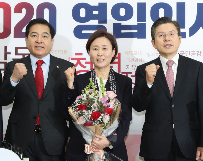 ▲자유한국당 황교안 대표와 심재철 원내대표가 7일 오전 서울 여의도 국회에서 열린 2020 영입인사 환영식에서 10번째 영입인재인 윤봉길 의사의 장손녀 윤주경 전 독립기념관장(가운데)과 기념촬영을 하고 있다.  (연합뉴스)