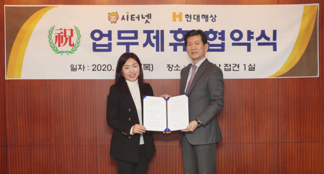 ▲현대해상은 6일 서울 광화문 현대해상 본사에서 베이비시터 구인구직 플랫폼 업체인 시터넷과 안전한 아이돌봄 서비스 환경 조성을 위한 업무협약(MOU)을 체결했다. 현대해상 기업영업2본부장 유장호 상무(오른쪽)와 시터넷 황연주 대표(왼쪽)가 기념촬영을 하고 있다. (사진제공=현대해상)