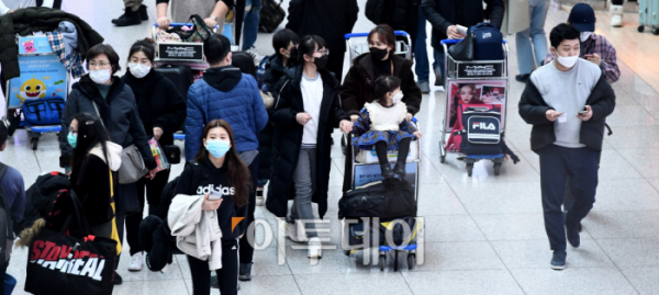 ▲지난달 29일 인천 중구 인천국제공항 출국장에서 마스크를 쓴 탑승객들이 발걸음을 옮기고 있다.  (신태현 기자 holjjak@etoday.co.kr)