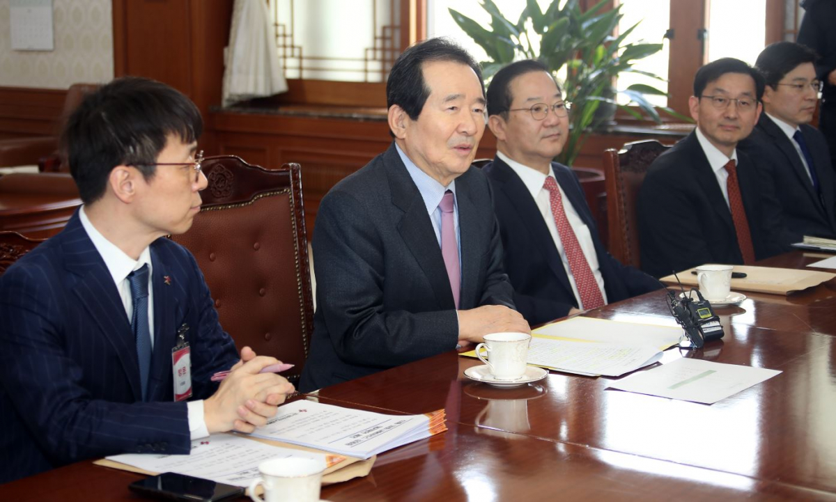 ▲정세균 국무총리(왼쪽 두 번째)가 7일 정부서울청사 집무실에서 신종 코로나바이러스 감염증 대응 관련하여 최대집 대한의사협회장 등 의약 단체장들과 간담회를 하고 있다. (연합뉴스)