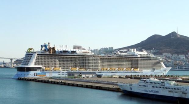 ▲5일 부산항국제여객터미널 부두에 외국 크루즈선이 접안해 있는 모습.  (연합뉴스)