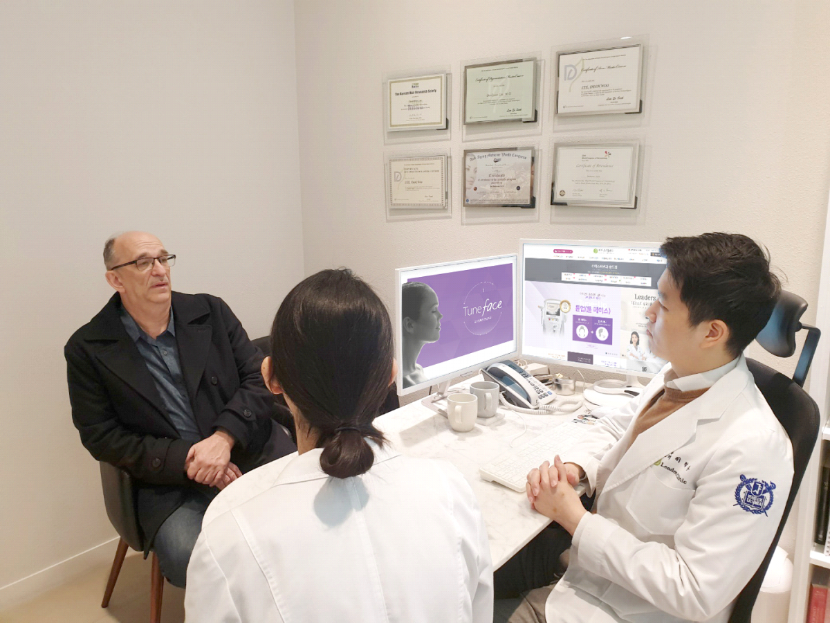 ▲알마레이저 본사 최고 기술 책임자(EVP of R&D)인 닥터 브리트바(Dr. Alex Britva)가 리더스피부과 인천 송도점에 방문해 양지혜 원장, 이덕우 원장과 이야기를 나누고 있다.  (알마 코리아)