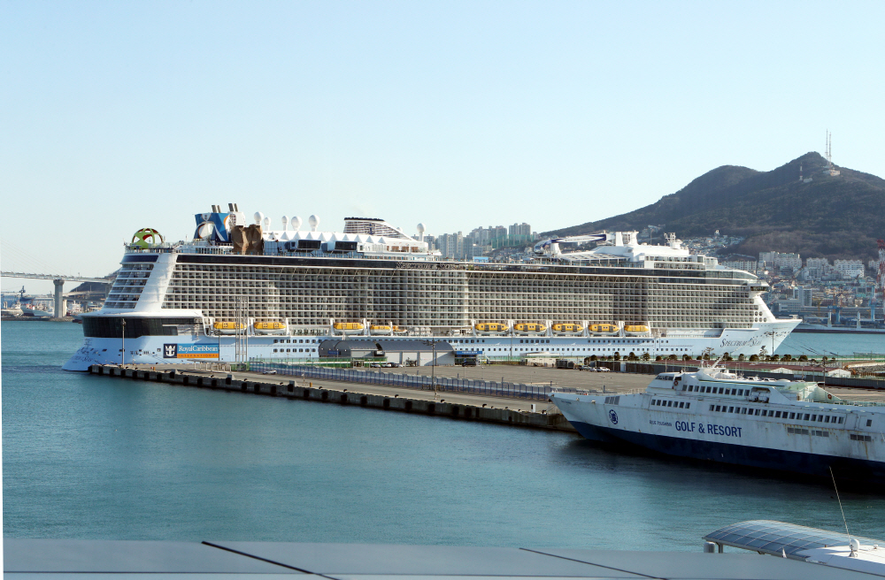 ▲이달 5일 부산항 국제여객터미널 부두에 외국 크루즈선이 접안해 있는 모습. 신종 코로나바이러스 감염증 확산으로 중국 출발과 기항이 전면 중단되자 크루즈들이 부산에 머물고 있다. (연합뉴스)