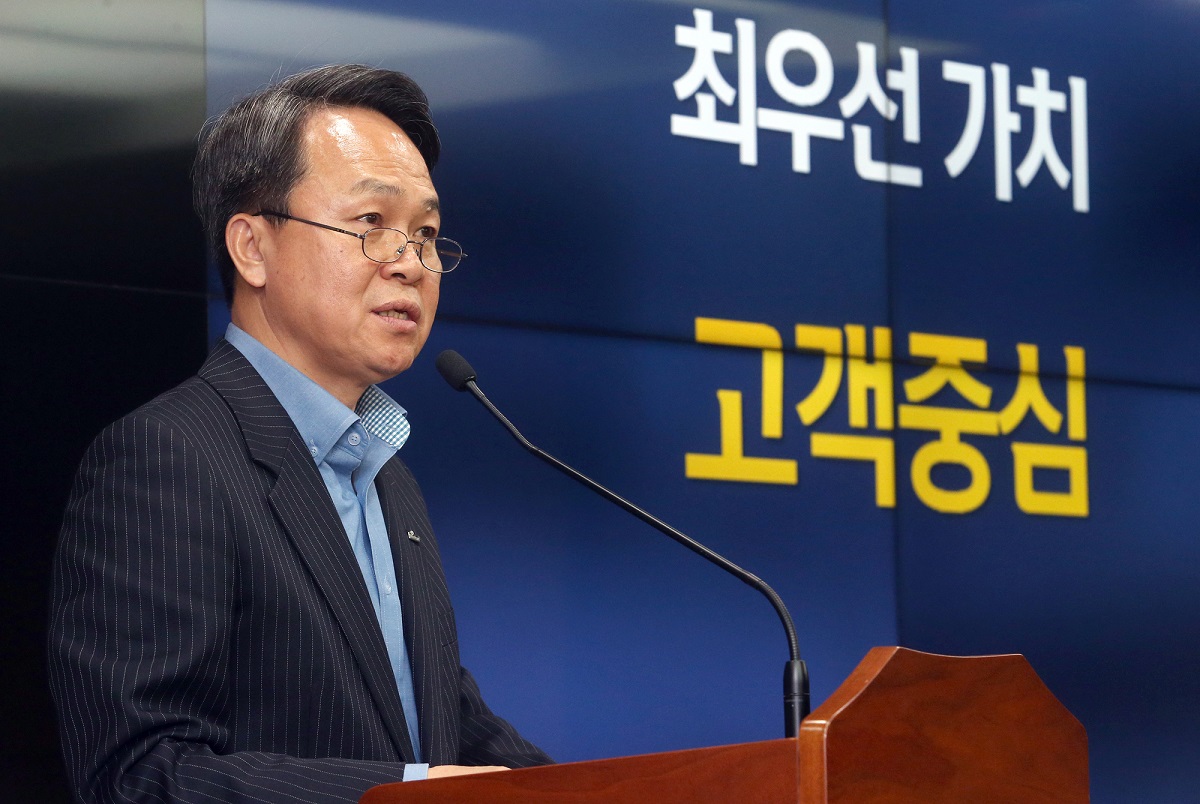 ▲진옥동 신한은행장이 7일 서울 중구 소재 신한은행 본점에서 개최된 ‘2020 상반기 경영전략회의’에서 고객중심 경영전략을 설명하고 있다. (신한은행)