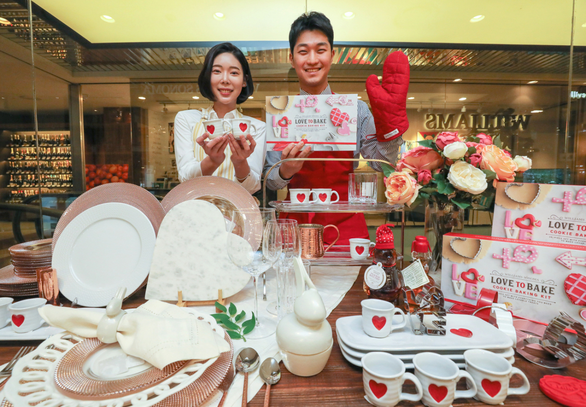 ▲9일 오전 현대백화점 압구정본점 지하1층 윌리엄스 소노마 매장에서 직원들이 밸런타인데이 행사 상품을 소개하고 있다.