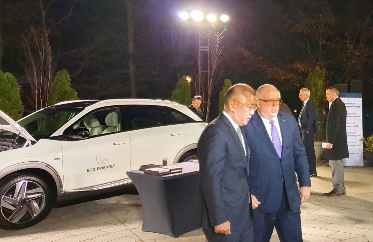 ▲현대차그룹은 행사가 열린 주미한국대사 관저 입구에서 넥쏘의 공기정화 기능 시연과 함께 수소 전기차의 친환경성을 소개했다.  (사진제공=현대차)