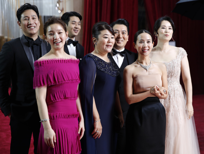 ▲'2020 아카데미 시상식' 레드카펫에 등장한 기생충 팀. (AP/연합뉴스)