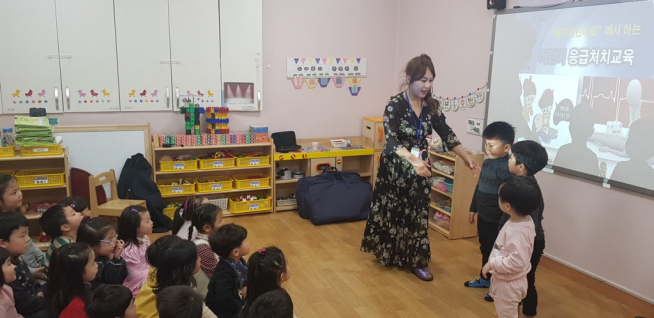 ▲동작구는 안전 분야를 강화한다. 지난해 구립 둥지어린이집에서 아이들에게 안전교육을 진행했다. (사진 = 동작구)