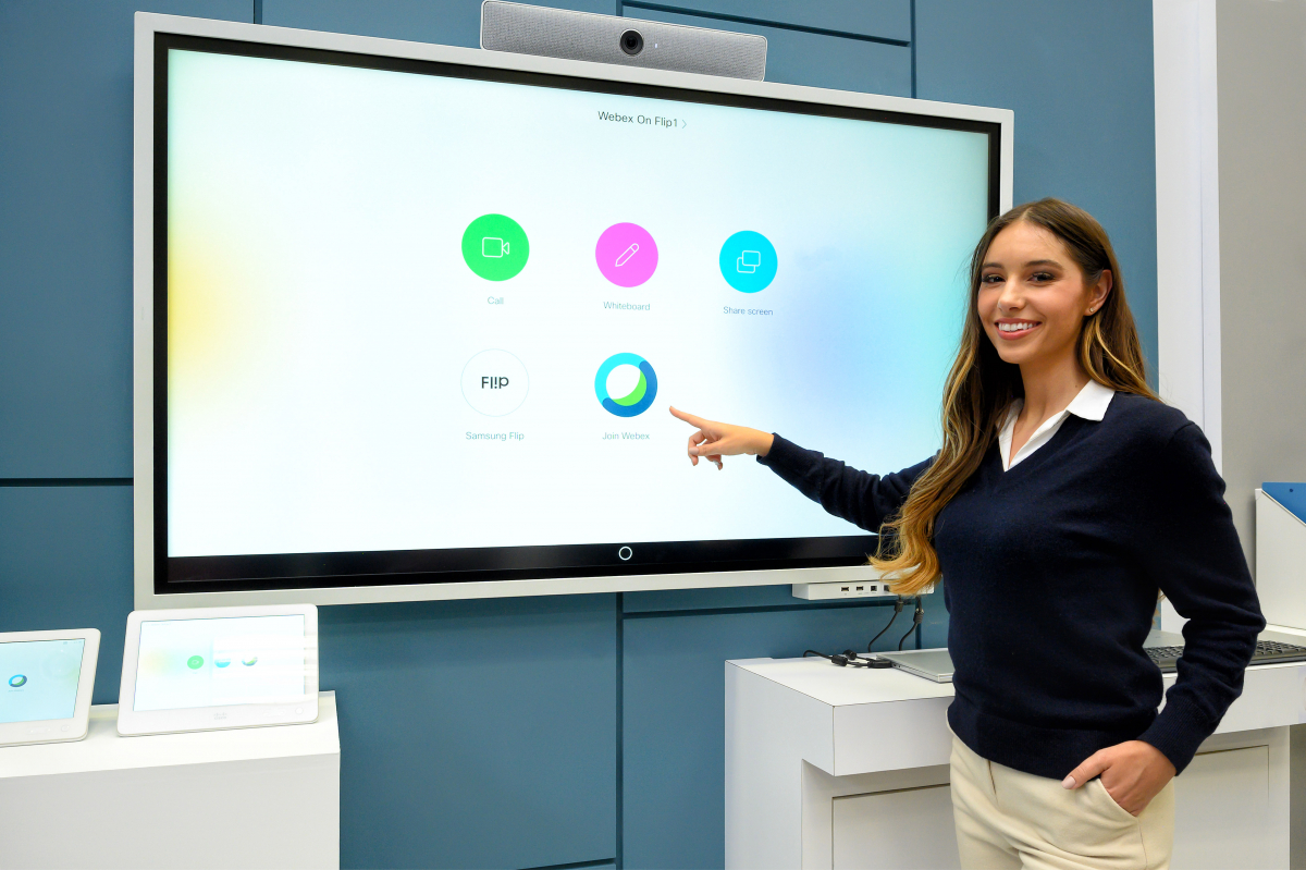 ▲삼성전자 모델들이 디지털 플립차트 '삼성 플립 2'에 시스코의 '웹엑스(Webex)' UX를 탑재한 '웹엑스 온 플립(Webex on Flip)'의 다양한 기능을 소개하고 있다. (사진제공=삼성전자)