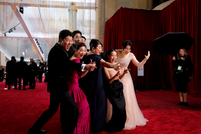 ▲오스카 레드카펫에서 코믹한 포즈를 취하고 있는 영화 '기생충'팀. (로이터/연합뉴스)