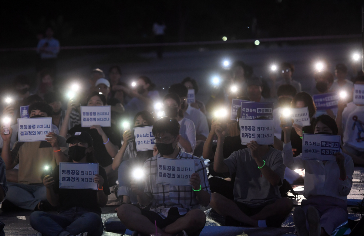 ▲지난해 9월 9일 오후 부산 금정구 부산대 정문 앞에서 '촛불을 든 부산대학교 학생들' 주최로 열린 3차 촛불집회에 참가한 학생 등이 조국 법무부 장관의 사퇴를 촉구하며 휴대전화 불빛을 비추고 있다. (뉴시스)