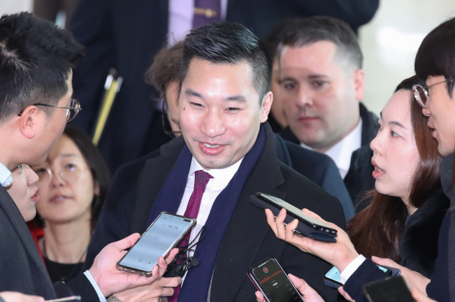 ▲알렉스 웡 미 국무부 대북특별부대표가 10일 오전 한미워킹그룹 회의를 위해 서울 종로구 외교부 청사에 도착해 취재진의 질문을 받고 있다.    한미워킹그룹 회의는 한국과 미국 정부가 비핵화와 남북관계, 대북제재 관련 사안을 조율하는 협의체다. (연합뉴스)