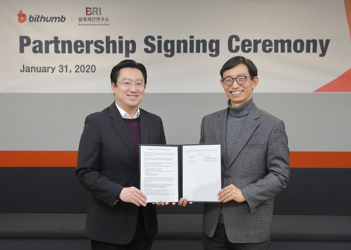 ▲최재원 빗썸코리아 대표(왼쪽)와 인호 고려대 블록체인연구소 소장이 지난달 31일 서울 강남구 역삼동 빗썸 본사에서 산학협력 업무협약(MOU)을 맺고 기념촬영을 하고 있다.  (빗썸코리아)