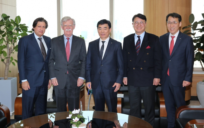 ▲10일 군인공제회 김도호(가운데) 이사장과 미국계 사모펀드 론 그룹 경영진이 서울 강남구 군인공제회관에서 만나 상호협력 방안을 논의했다. 왼쪽부터 로버트 아고스티넬리 론 그룹 공동창업자, 존 볼턴 고문, 김도호 군인공제회 이사장, 김진형 감사, 김재동 금융투자이사. (사진제공=군인공제회)