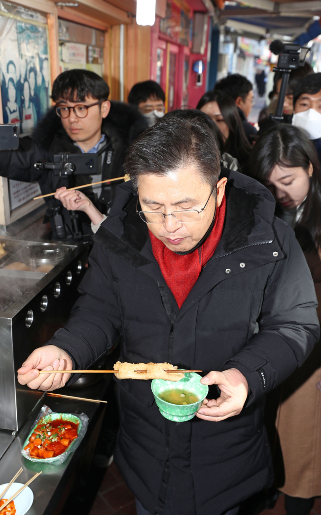 ▲4·15 총선 서울 종로에 출마를 선언한 자유한국당 황교안 대표가 9일 오후 서울 성균관대학교 인근 분식점을 찾아 어묵을 먹고 있다.  (연합뉴스)