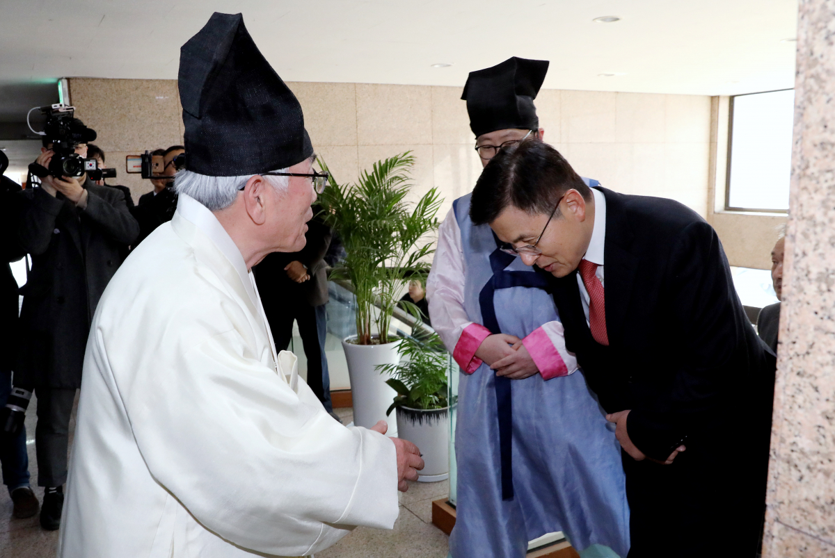 ▲자유한국당 황교안 대표가 10일 서울 종로구 성균관 유림회관을 찾아 김영근 성균관장과 인사하고 있다.  (연합뉴스)