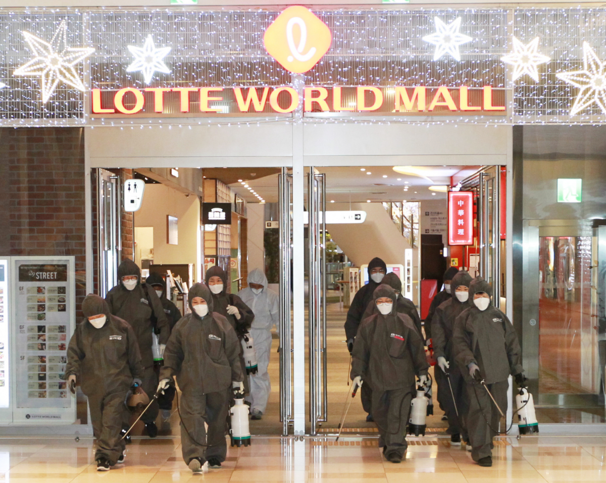 ▲소독 전문 업체 직원들이 롯데월드몰로 들어서고 있다. (사진제공=롯데자산개발)