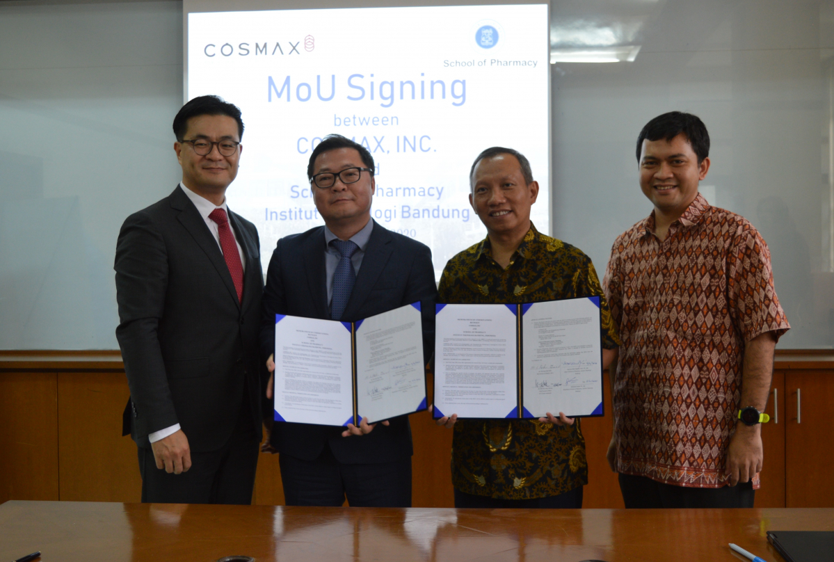▲코스맥스가 지난 6일 인니 반둥공과대학교와 현지 자생식물을 활용한 화장품 소재 개발 양해각서를 맺었다. (사진제공=코스맥스)