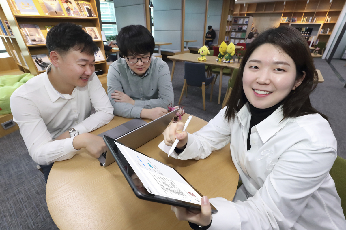 ▲에쓰-오일 직원들이 KT가 구축한 블록체인 전자계약시스템을 통해 계약관리 기능을 시연하는 모습. (KT 제공)