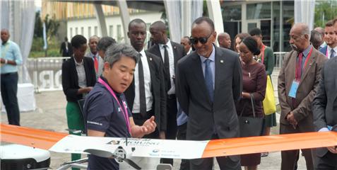 ▲폴 카가메(Paul Kagame) 르완다 대통령이 우리 드론기업의 전시품을 둘러보고 있다. (사진제공=국토교통부)