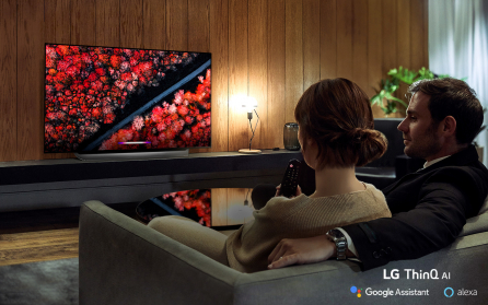 ▲모델들이 최근 해외 유력 매체들로부터 '최고 TV'로 호평을 받은 LG 올레드 TV(모델명: C9)를 즐기고 있다. (사진제공=LG전자)