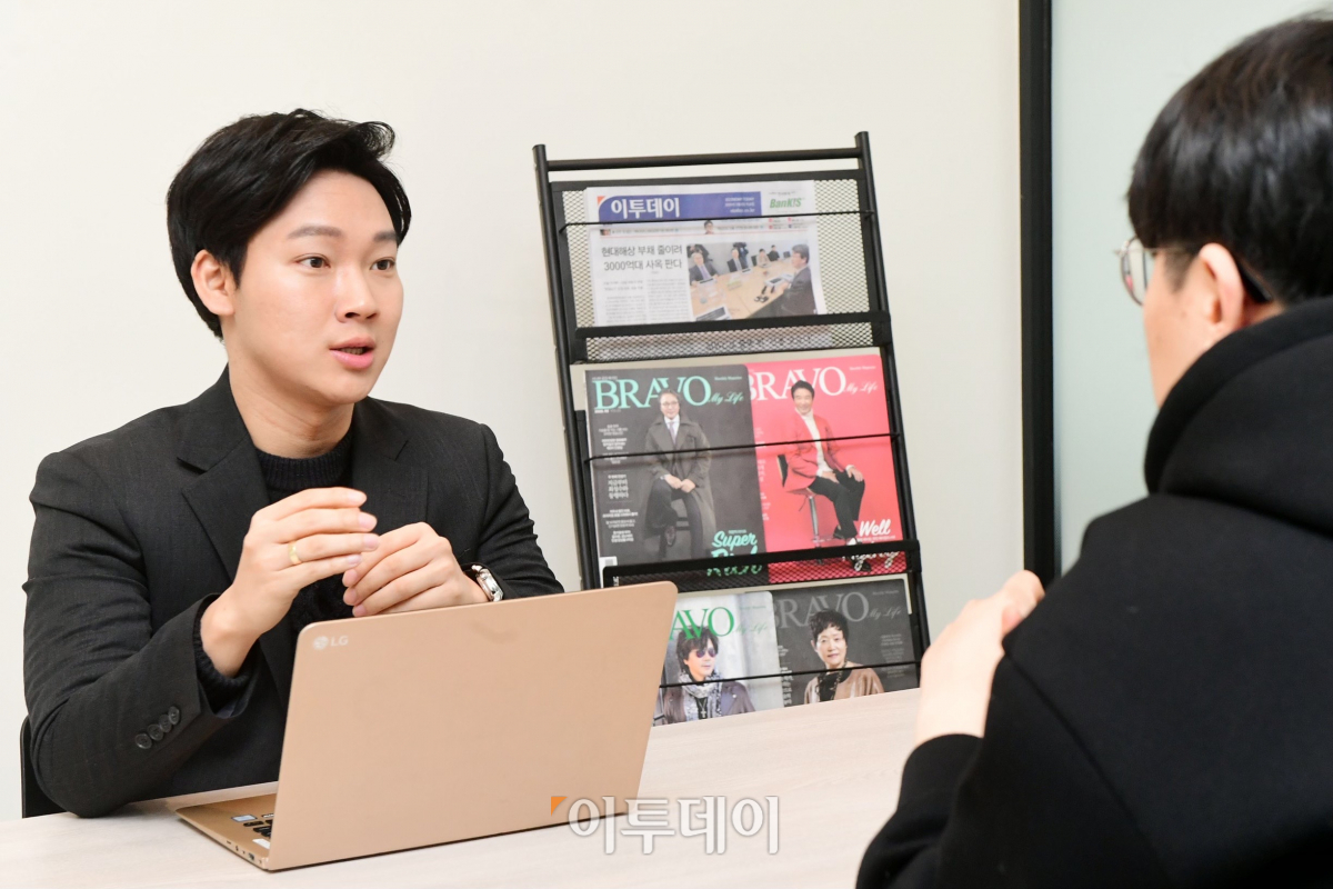 ▲홍인석(13기) 이투데이 뉴스랩부 기자가 7일 이투데이빌딩에서 인터뷰를 하고 있다. (고이란 기자 photoeran@)