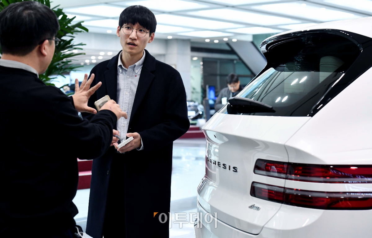 ▲유창욱 기자가 4일 서울시 서초구 양재동 현대차그룹 본사 1층에서 김준형 자동차팀장과 제네시스 'GV80'에 대해 이야기하고 있다.  (신태현 기자 holjjak@)