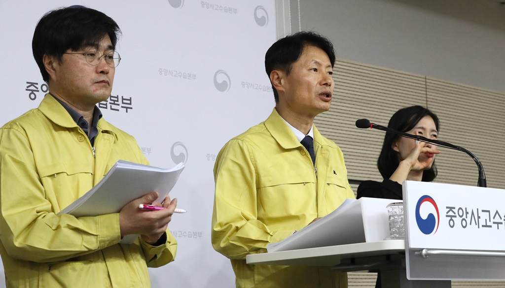 ▲김강립 중앙사고수습본부 부본부장이 11일 오전 정부세종청사에서 신종 코로나바이러스 감염증 대응 현황과 3차 우한 교민 이송 준비 상황 등을 브리핑 하고 있다. (뉴시스)