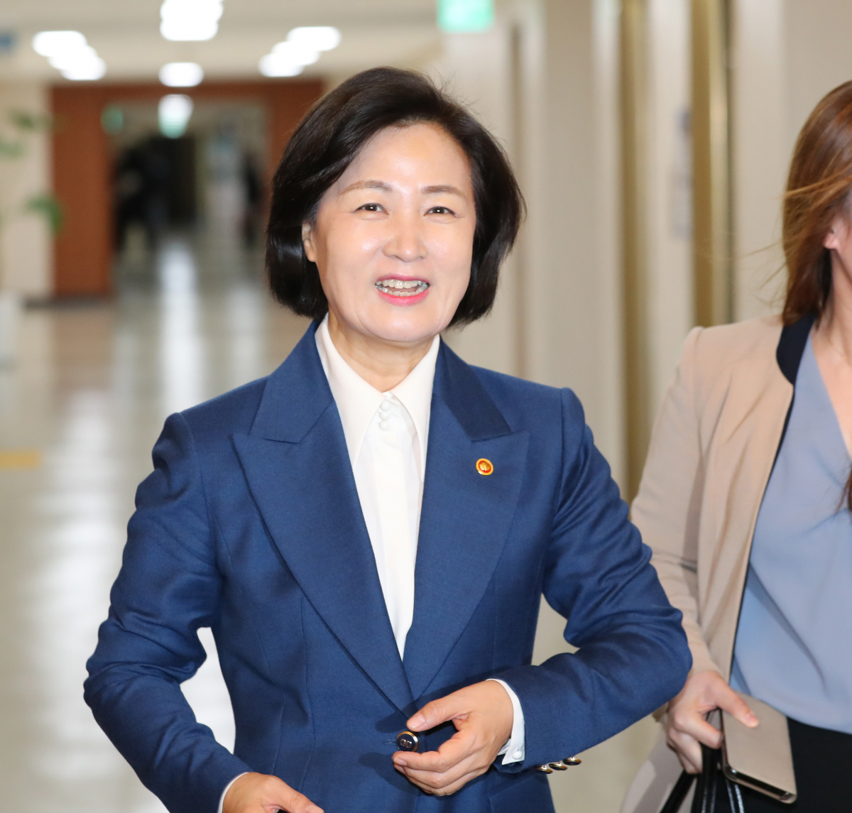 ▲추미애 법무부장관이 세종-서울 영상 국무회의가 열린 11일 오전 서울 종로구 정부서울청사 국무회의실로 들어오고 있다. (뉴시스)