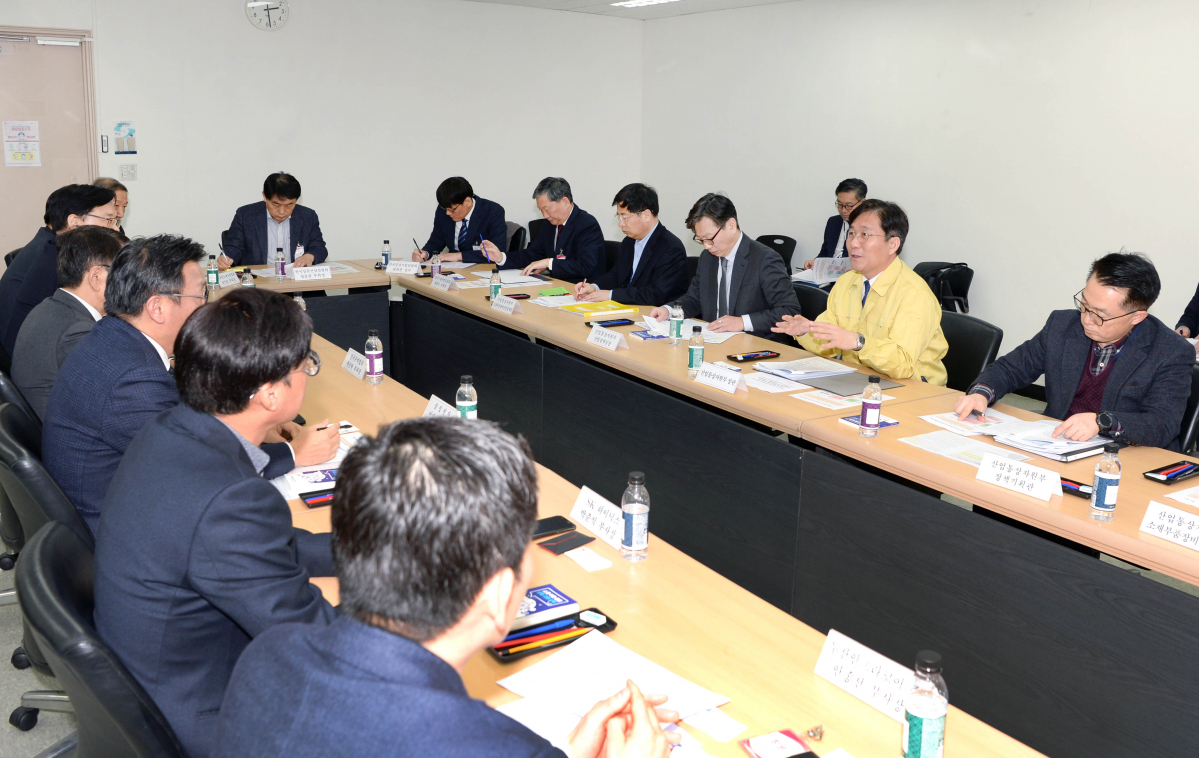 ▲성윤모 산업통상자원부 장관이 11일 정부서울청사에서 '신종 코로나 바이러스 관련 업계 간담회'를 주재하고 있다. (사진제공=산업통상자원부)