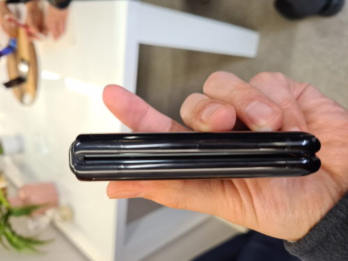 ▲삼성전자는 11일(현지시간) 미국 샌프란시스코에서 두 번째 폴더블 스마트폰 '갤럭시 Z 플립'을 공개했다. 이 제품은 클램셸(조개껍질) 타입의 위아래로 접는 스마트폰으로, 소형이면서도 맵시 있는 디자인을 구현했다. 권태성 기자 tskwon@