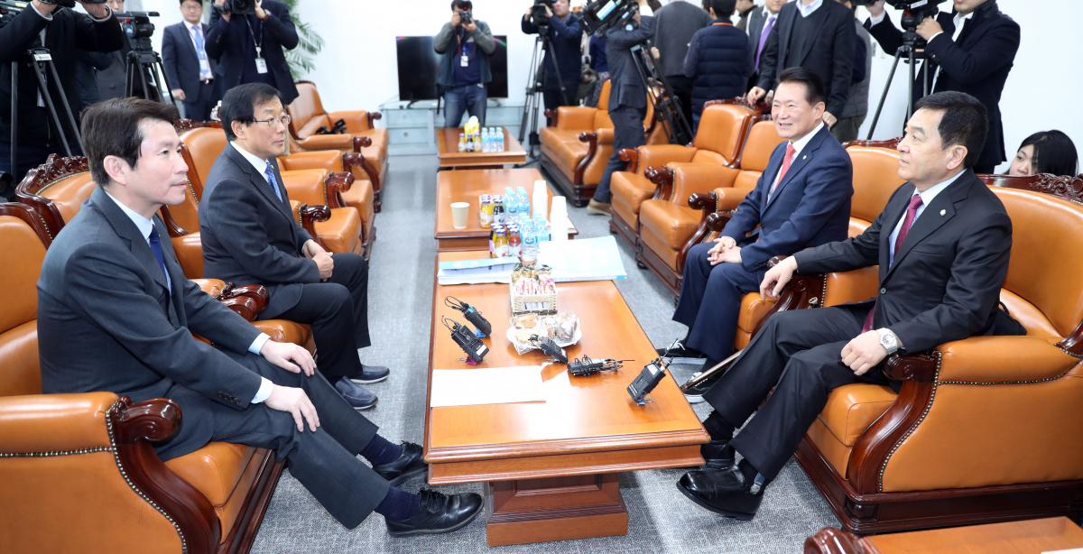 ▲더불어민주당 이인영 원내대표(왼쪽)와 자유한국당 심재철 원내대표(오른쪽)가 11일 오후 서울 여의도 국회에서 2월 임시국회 의사일정 조율을 위한 여야 원내대표 회동을 하고 있다. (연합뉴스)