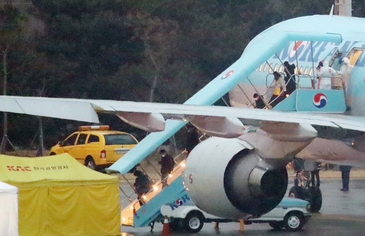 ▲중국 후베이성 우한에 거주 중인 교민과 중국국적 가족들이 12일 오전 3차 전세기를 통해 김포공항으로 들어오고 있다. (연합뉴스)