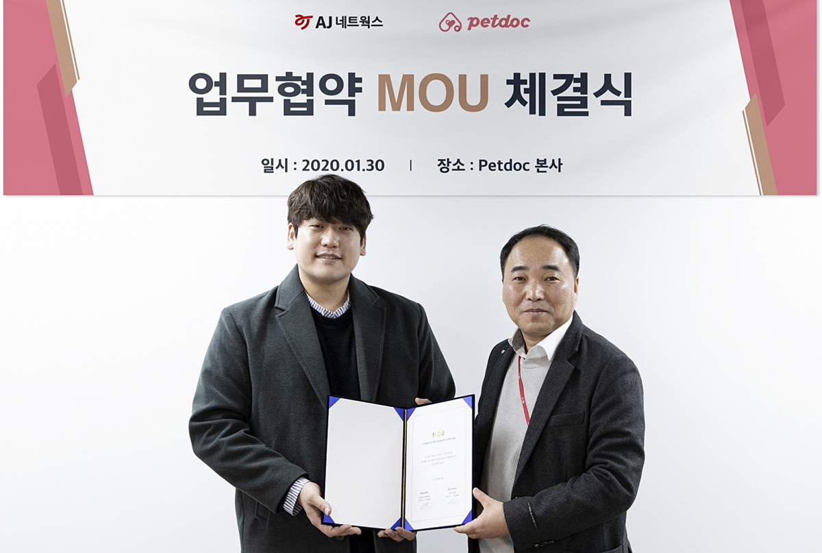 ▲펫닥 최승용 대표(사진 좌측)와 AJ네트웍스 이충종 본부장이 MOU를 체결하고 기념 사진을 촬영하고 있다. (사진제공=AJ네트웍스)