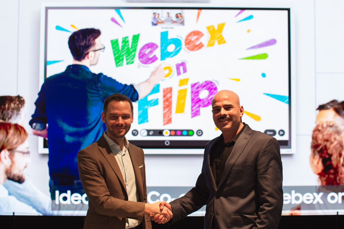 ▲삼성전자가 11일(현지시각) 네덜란드 암스테르담에서 열리는 ISE 2020에서 시스코(Cisco)와 함께 차세대 화상회의 솔루션 ‘웹엑스 온 플립’을 공개했다. 왼쪽부터 샌딥 마흐라 시스코 웹엑스 담당 상무와 벤 홀메스 삼성전자 유럽법인 B2B 마케팅 헤드가 악수를 하고 있다.  (사진제공=삼성전자)