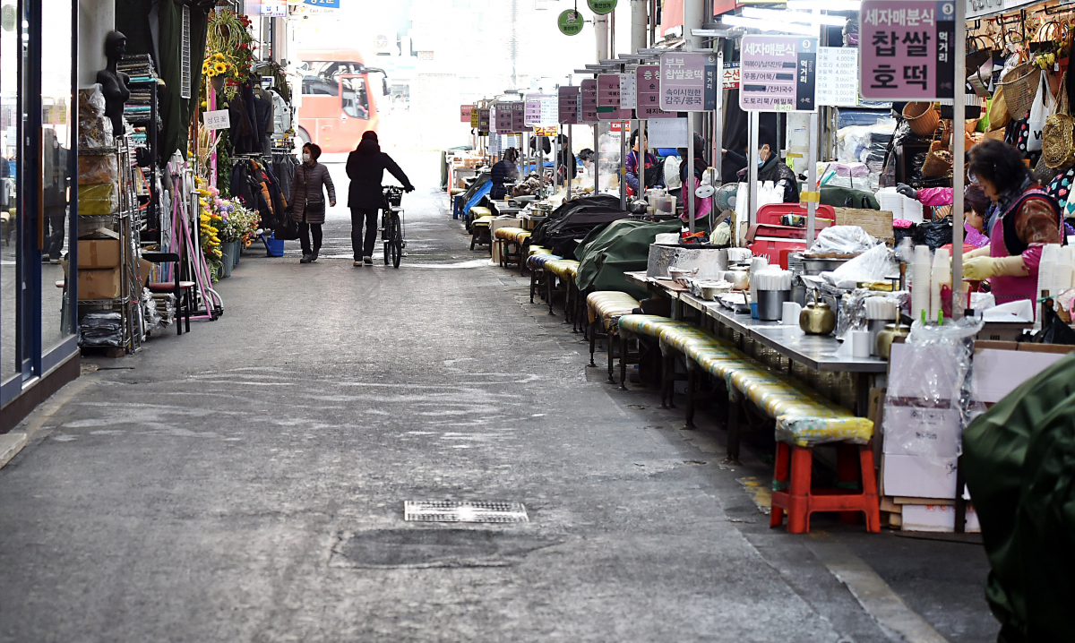 ▲신종 코로나바이러스 감염증 사태가 장기화하면서 11일 오전 대구 중구 대신동 서문시장이 한산한 모습을 보이고 있다.  (뉴시스)