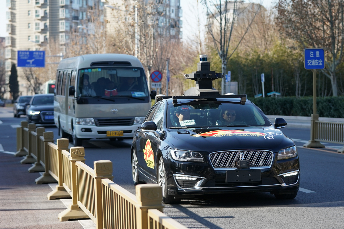 ▲중국 베이징에서 바이두의 자율주행차량이 도로주행 시험을 하고 있다. 베이징/신화뉴시스
