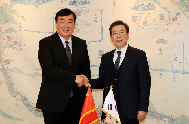 ▲박원순 서울시장이 12일 오전 서울시청 시장실에서 싱 하이밍 주한중국대사를 만나 면담하기에 앞서 악수하고 있다. (연합뉴스)