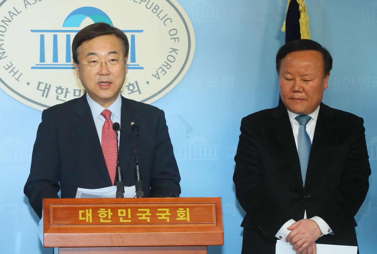 ▲자유한국당 김종석 의원(왼쪽)과 김재원 정책위의장이 12일 국회 정론관에서 국민과 함께하는 2020 희망공약 개발단의 국민부담 경감 및 경제활성화 공약을 발표하고 있다.   (연합뉴스)