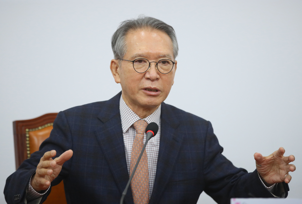 ▲자유한국당 김형오 공천관리위원장이 12일 국회에서 열린 송한섭 변호사 영입 기자회견 도중 홍준표 전 대표와 김태호 전 지사에 관한 질문에 답하고 있다.  (연합뉴스)