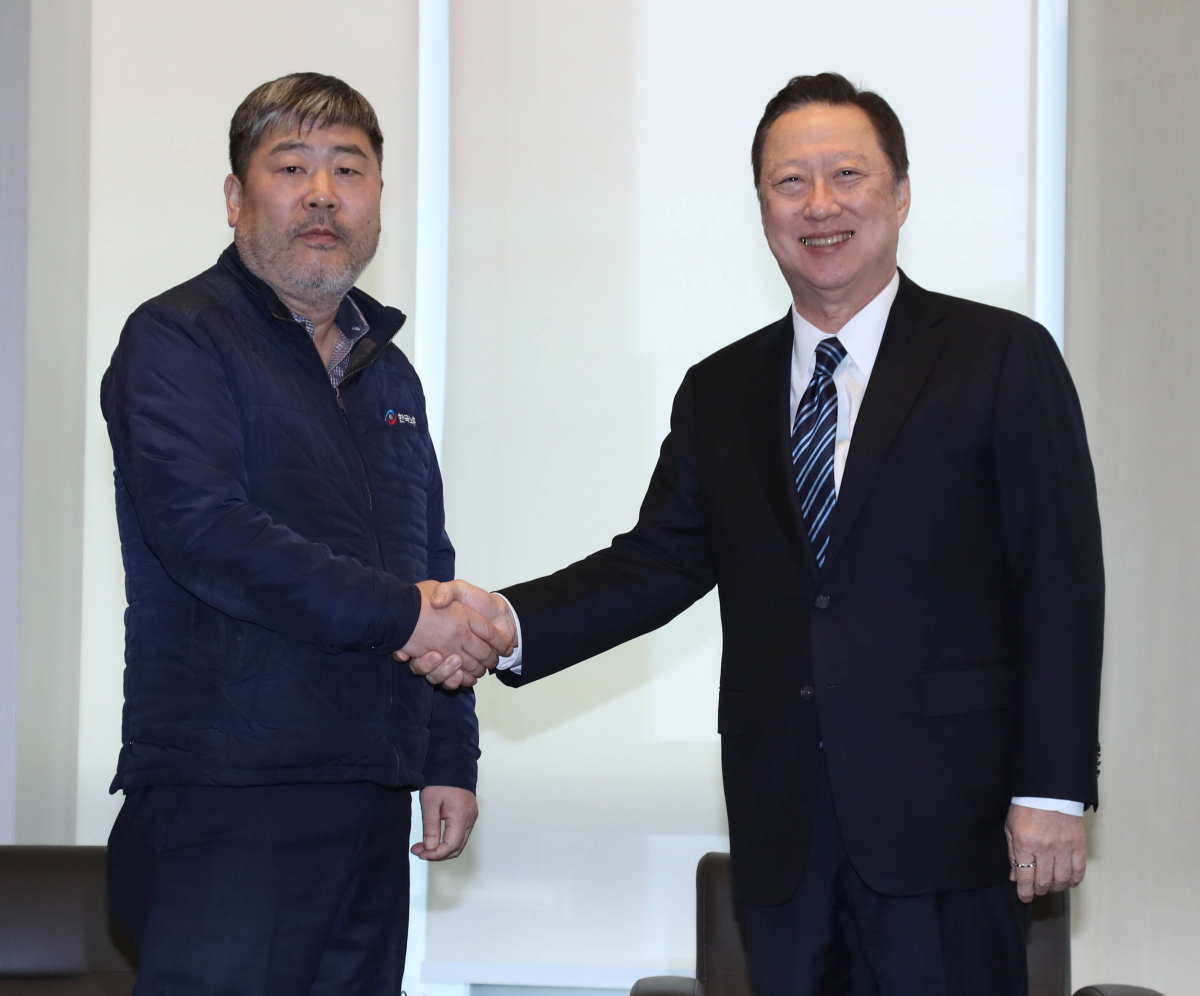 ▲박용만(오른쪽) 대한상공회의소 회장과 김동명 한국노동조합총연맹 위원장이 12일 대한상의 회관 20층 접견실에서 악수를 나누고 있다. (사진제공=대한상의)